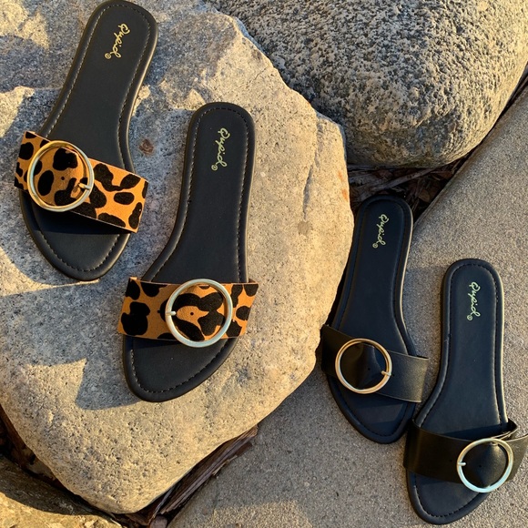Cali Love - Leopard Slide on Sandals - Picture 3 of 7